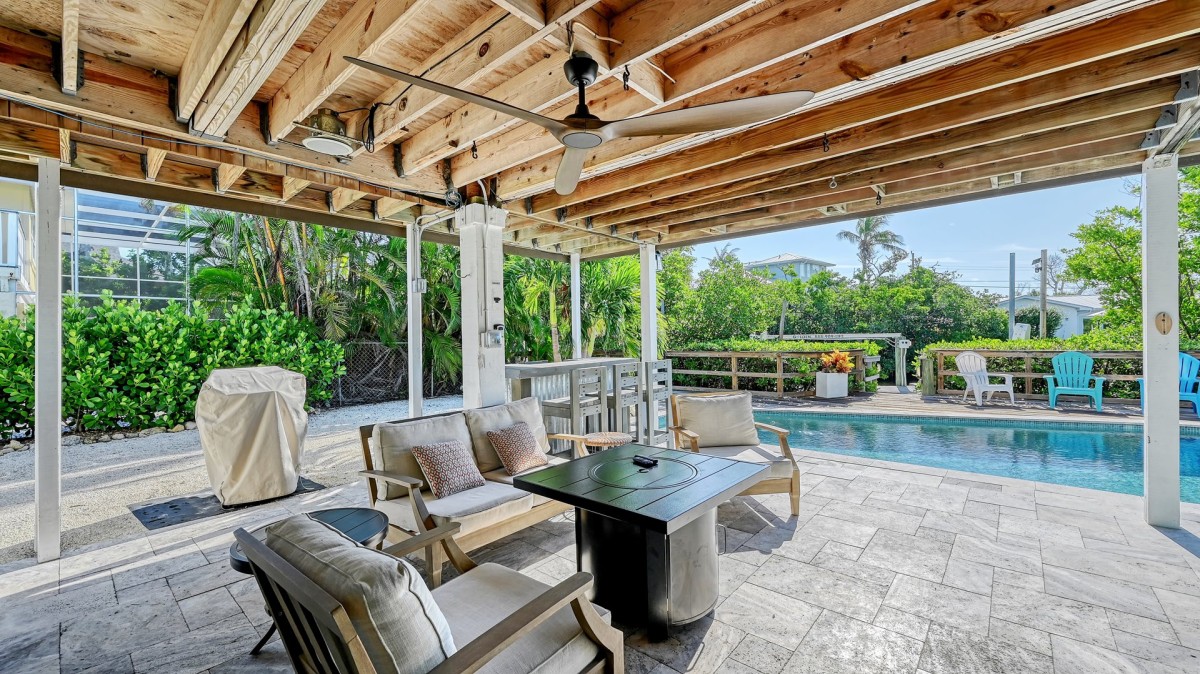 Poolside Lounge with Bar and TV