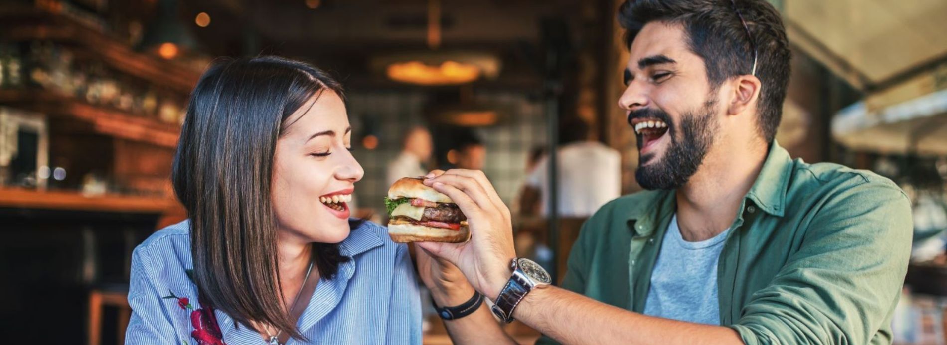 couple eating burgers